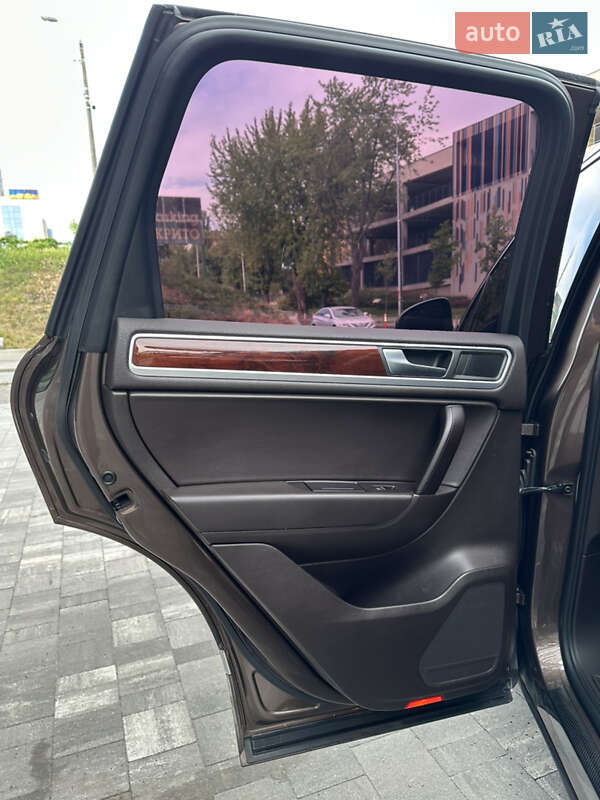 Позашляховик / Кросовер Volkswagen Touareg 2012 в Києві
