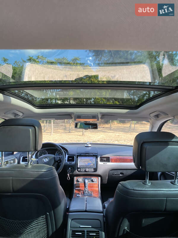 Позашляховик / Кросовер Volkswagen Touareg 2011 в Запоріжжі