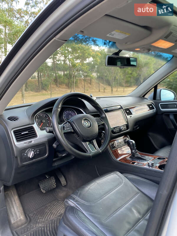 Позашляховик / Кросовер Volkswagen Touareg 2011 в Запоріжжі