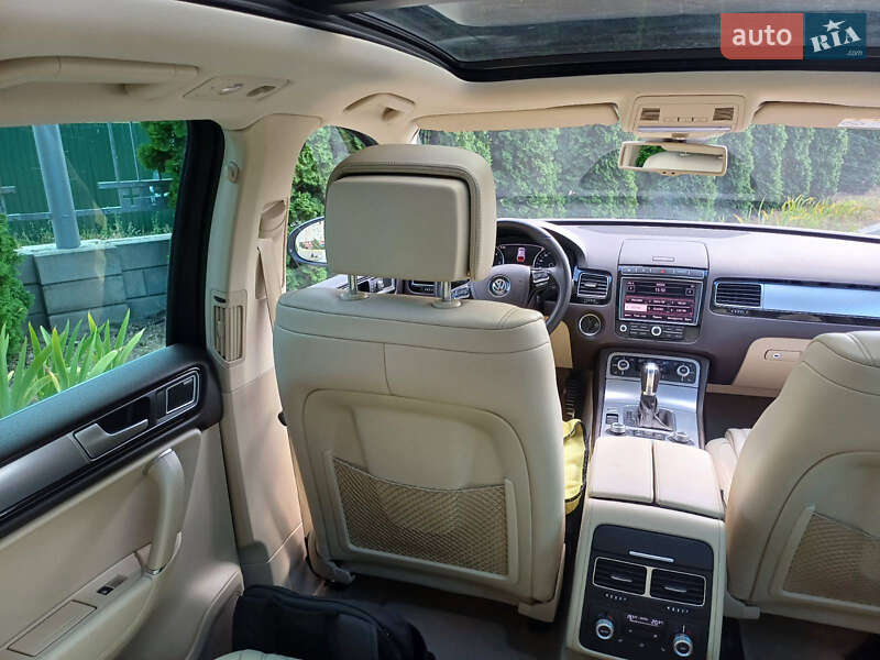 Позашляховик / Кросовер Volkswagen Touareg 2016 в Києві