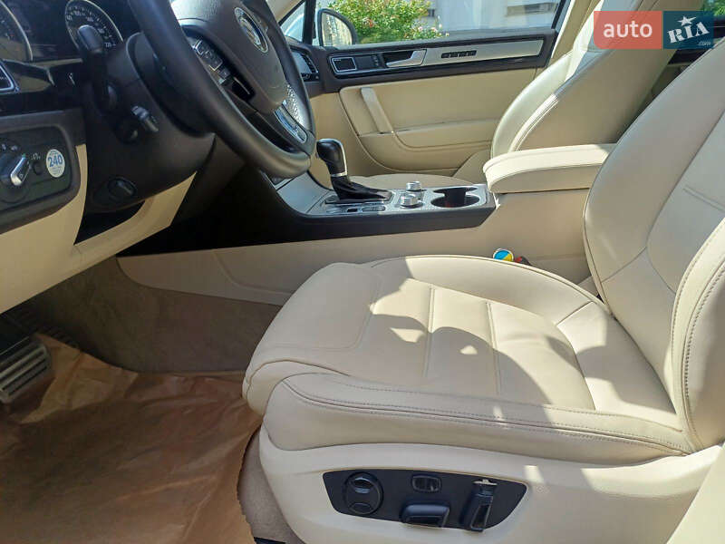 Позашляховик / Кросовер Volkswagen Touareg 2016 в Києві