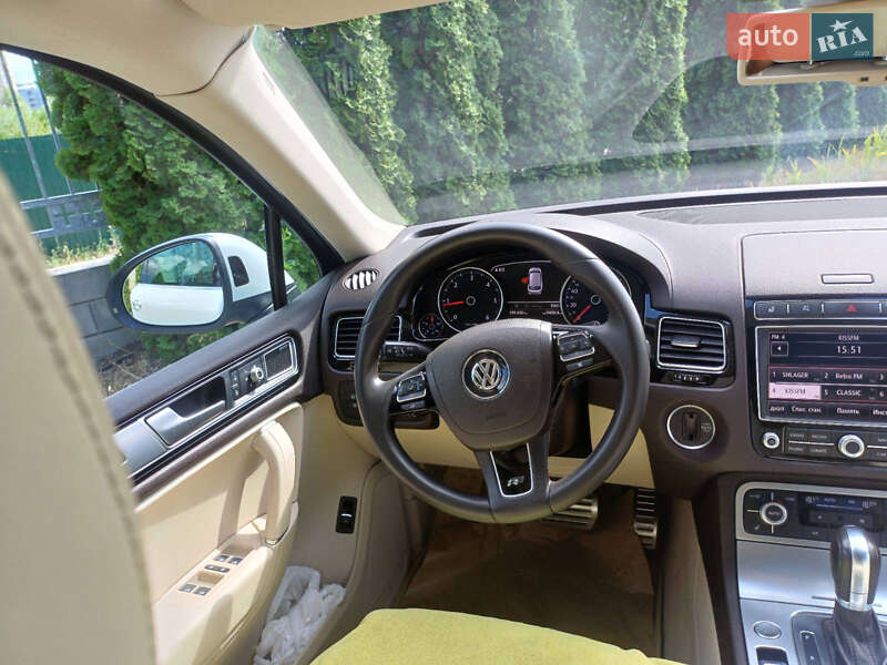 Позашляховик / Кросовер Volkswagen Touareg 2016 в Києві