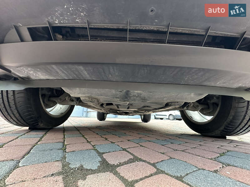 Позашляховик / Кросовер Volkswagen Touareg 2012 в Івано-Франківську