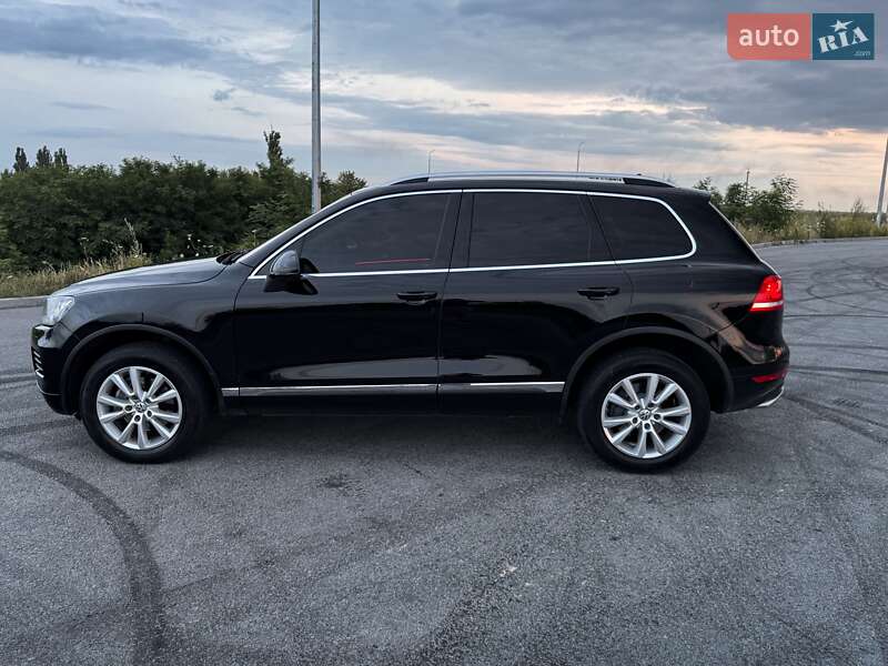Внедорожник / Кроссовер Volkswagen Touareg 2013 в Ровно