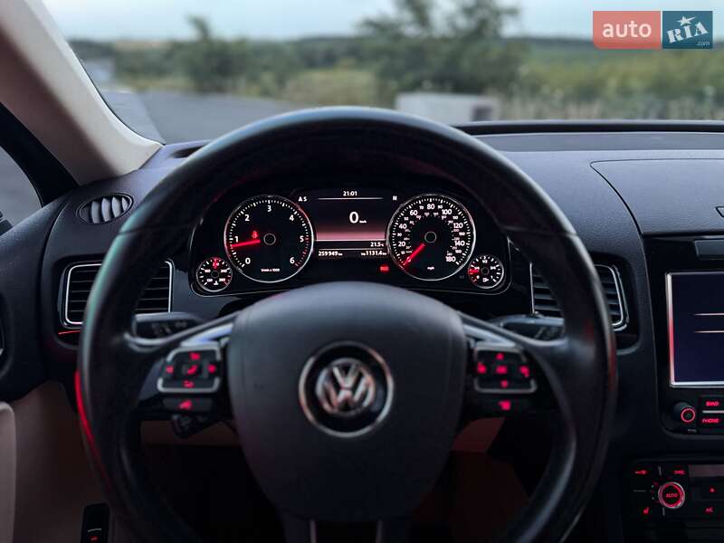 Внедорожник / Кроссовер Volkswagen Touareg 2013 в Ровно