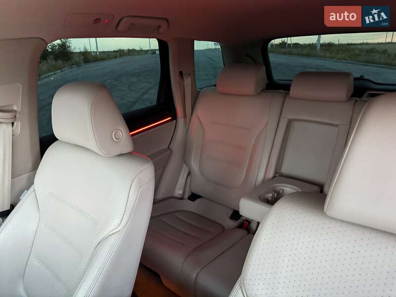 Внедорожник / Кроссовер Volkswagen Touareg 2013 в Ровно