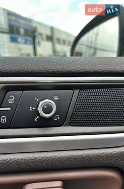 Позашляховик / Кросовер Volkswagen Touareg 2014 в 