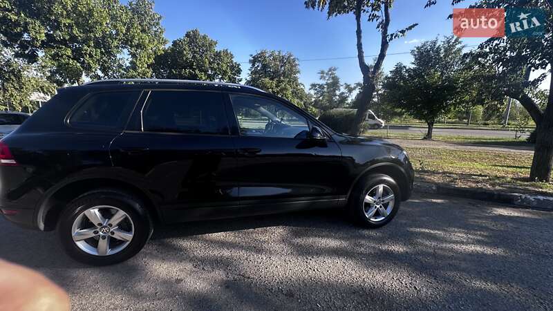 Позашляховик / Кросовер Volkswagen Touareg 2011 в Запоріжжі