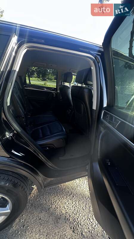 Позашляховик / Кросовер Volkswagen Touareg 2011 в Запоріжжі