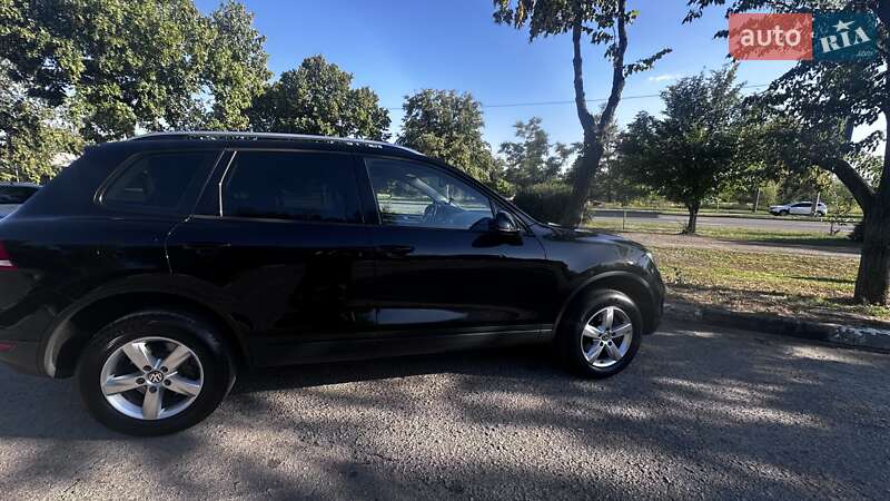 Позашляховик / Кросовер Volkswagen Touareg 2011 в Запоріжжі
