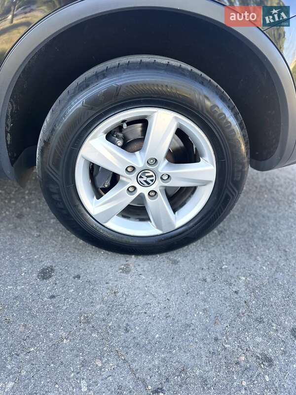 Позашляховик / Кросовер Volkswagen Touareg 2011 в Запоріжжі