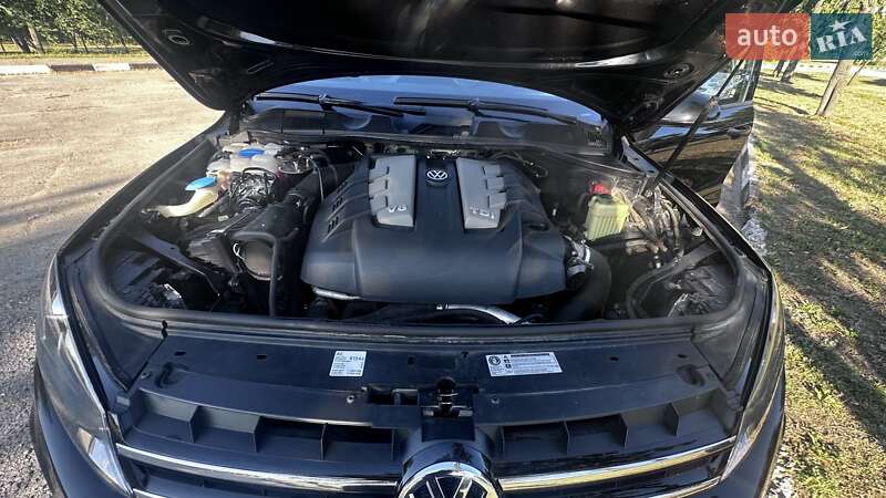 Позашляховик / Кросовер Volkswagen Touareg 2011 в Запоріжжі