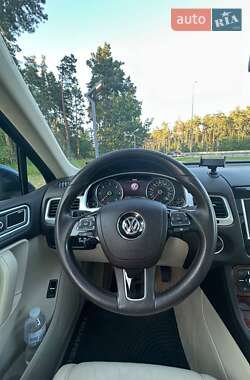 Внедорожник / Кроссовер Volkswagen Touareg 2011 в 