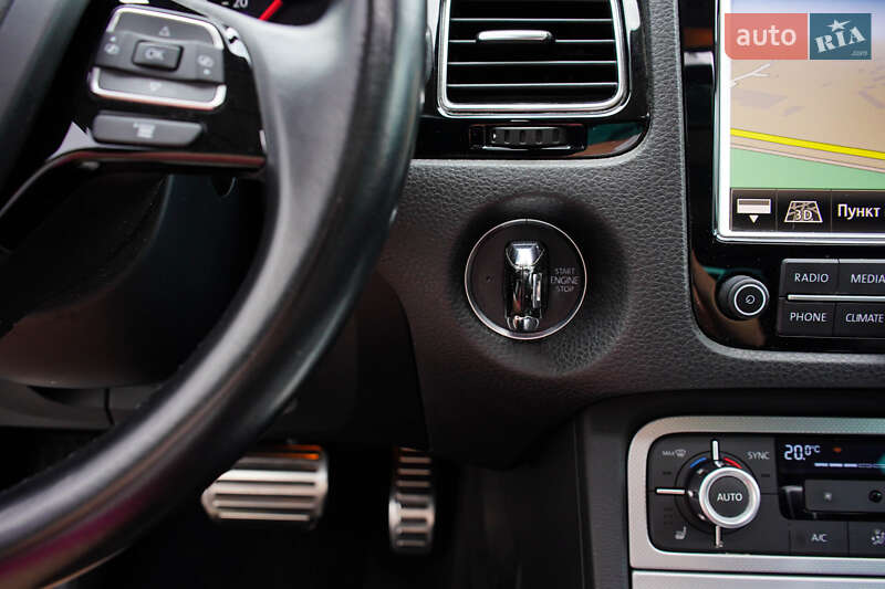 Внедорожник / Кроссовер Volkswagen Touareg 2014 в Житомире