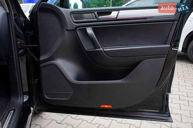 Внедорожник / Кроссовер Volkswagen Touareg 2014 в Житомире