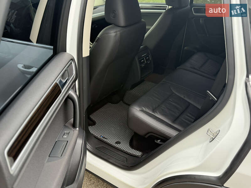 Позашляховик / Кросовер Volkswagen Touareg 2015 в Виноградові