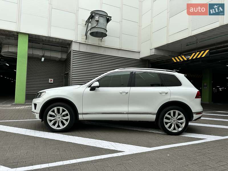 Позашляховик / Кросовер Volkswagen Touareg 2016 в Києві