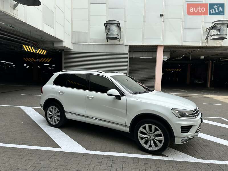 Позашляховик / Кросовер Volkswagen Touareg 2016 в Києві