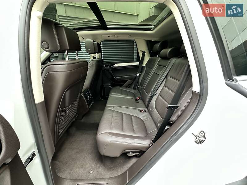 Позашляховик / Кросовер Volkswagen Touareg 2016 в Києві