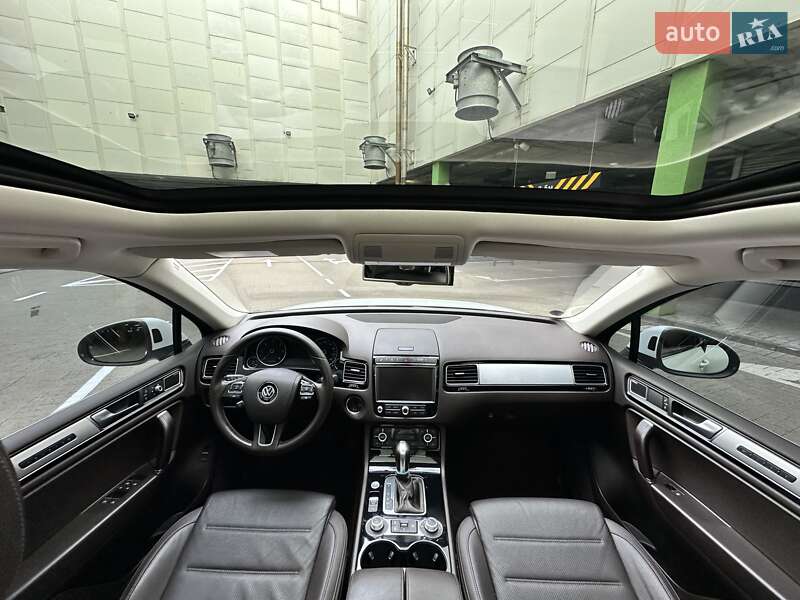 Позашляховик / Кросовер Volkswagen Touareg 2016 в Києві