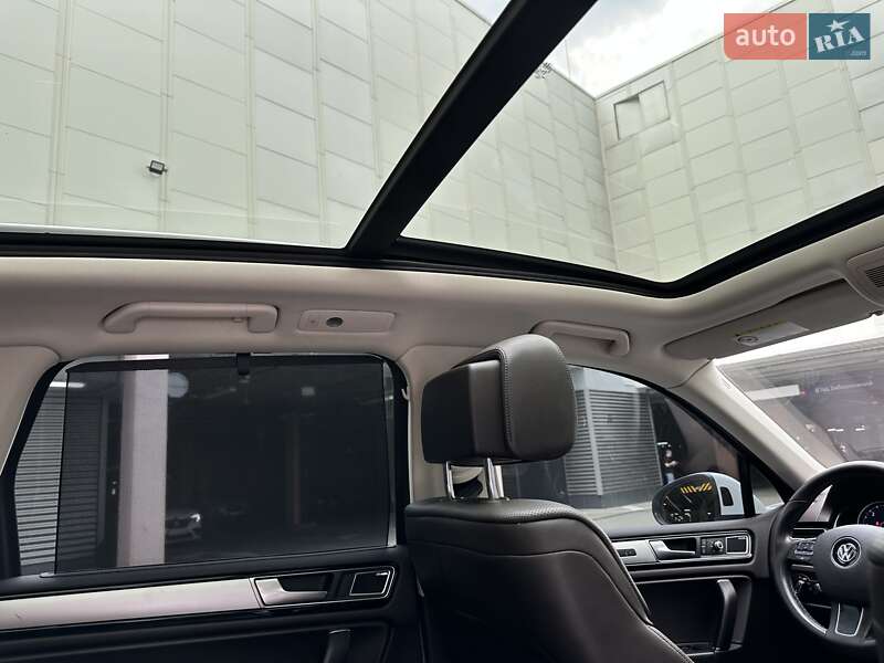 Позашляховик / Кросовер Volkswagen Touareg 2016 в Києві