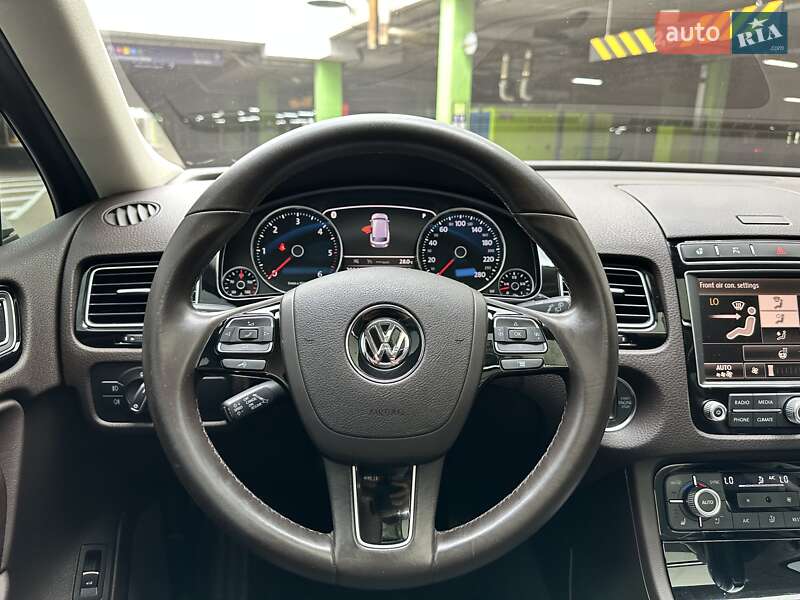 Позашляховик / Кросовер Volkswagen Touareg 2016 в Києві