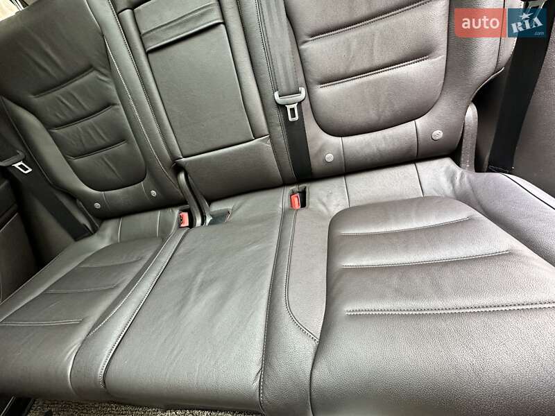 Позашляховик / Кросовер Volkswagen Touareg 2016 в Києві