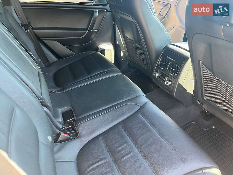 Позашляховик / Кросовер Volkswagen Touareg 2015 в Кривому Розі