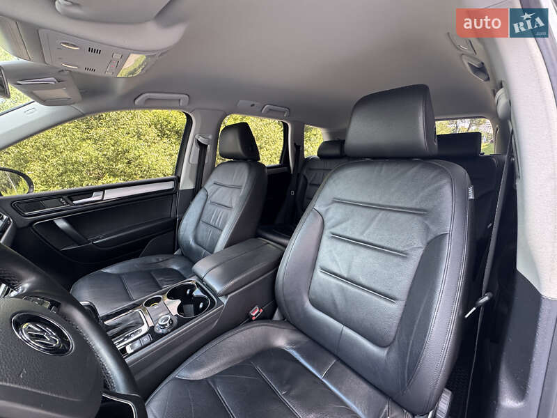 Внедорожник / Кроссовер Volkswagen Touareg 2013 в Львове