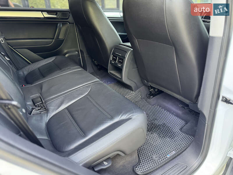 Внедорожник / Кроссовер Volkswagen Touareg 2013 в Львове