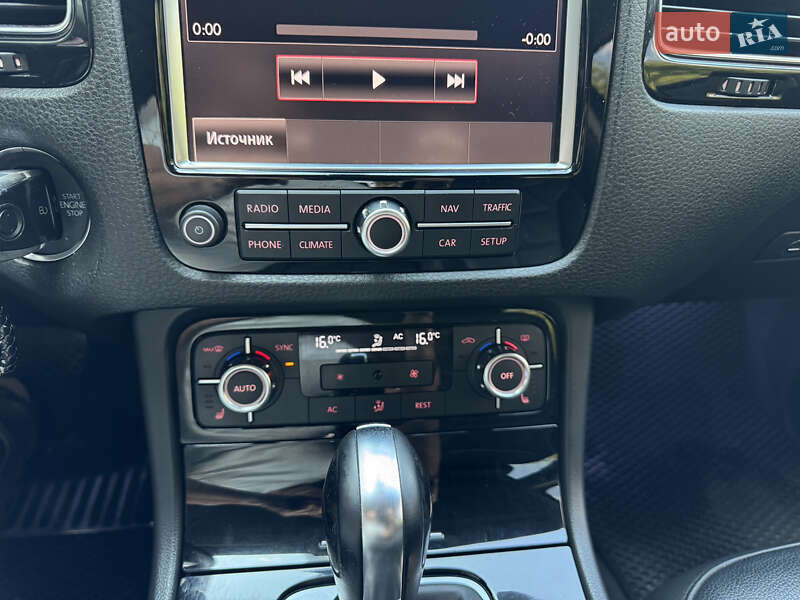 Внедорожник / Кроссовер Volkswagen Touareg 2013 в Львове