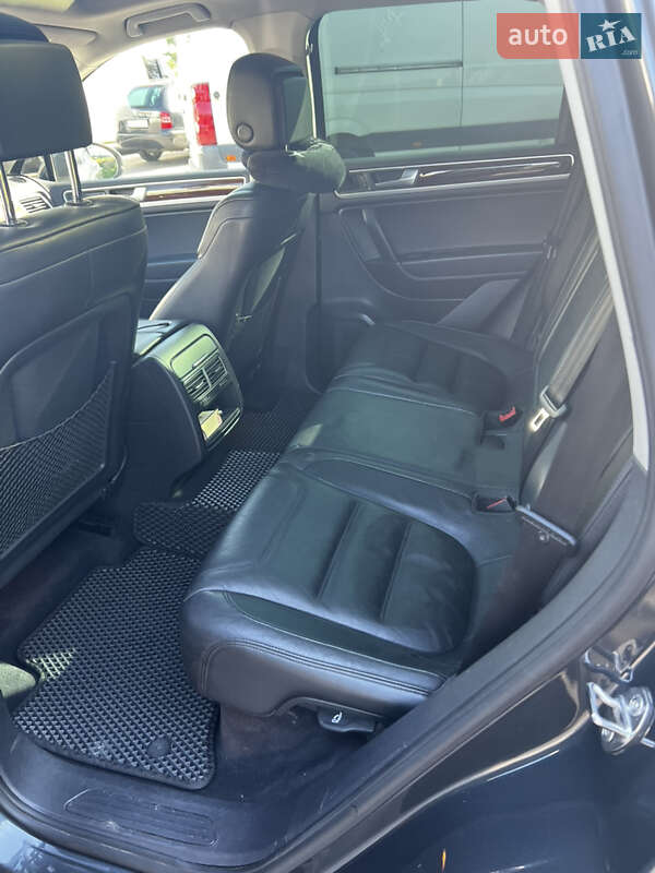 Внедорожник / Кроссовер Volkswagen Touareg 2012 в Ровно