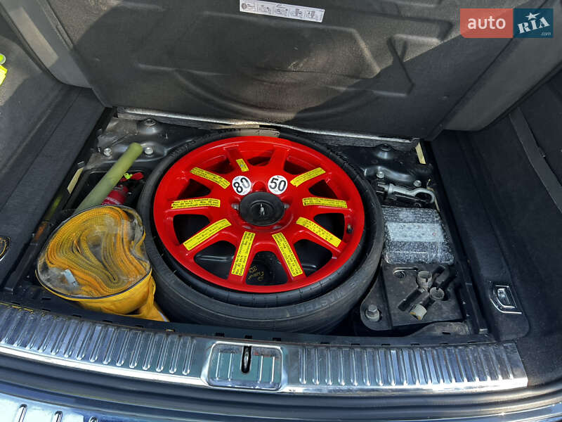 Внедорожник / Кроссовер Volkswagen Touareg 2012 в Ровно