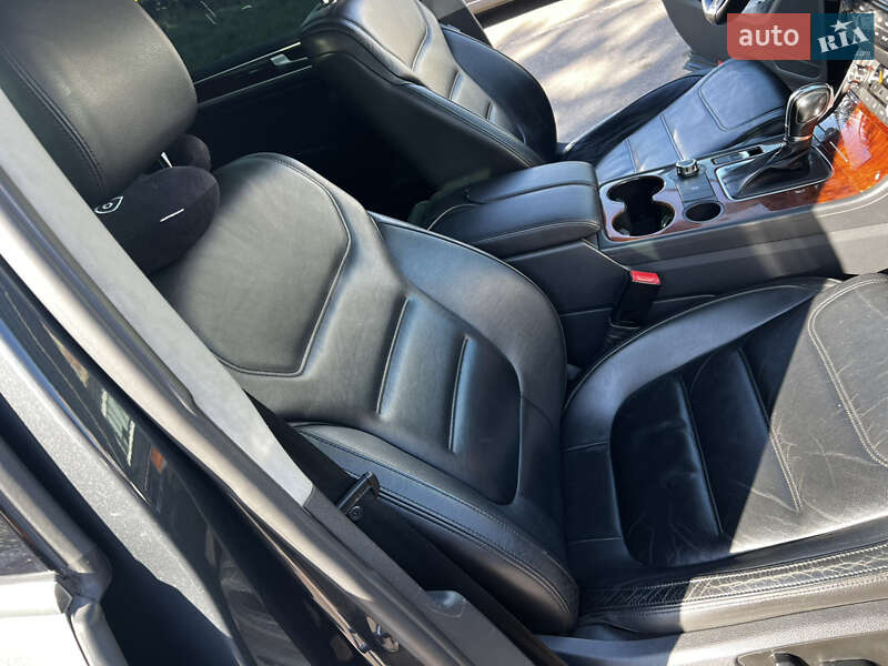 Внедорожник / Кроссовер Volkswagen Touareg 2012 в Ровно