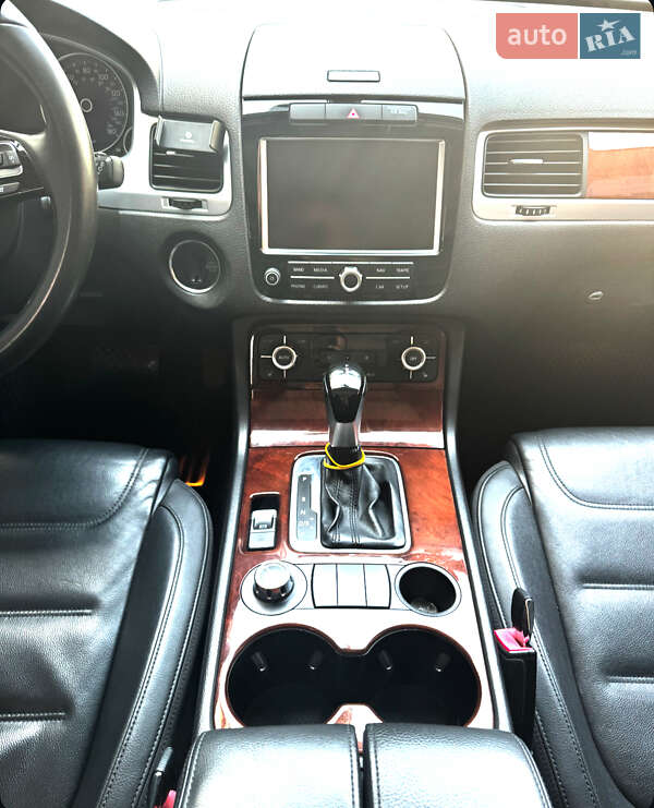 Внедорожник / Кроссовер Volkswagen Touareg 2012 в Черновцах