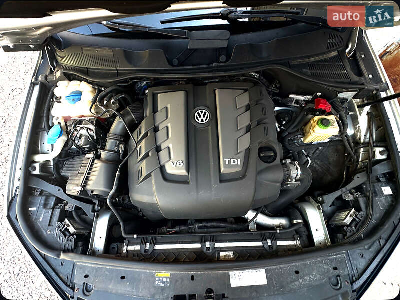 Внедорожник / Кроссовер Volkswagen Touareg 2012 в Черновцах