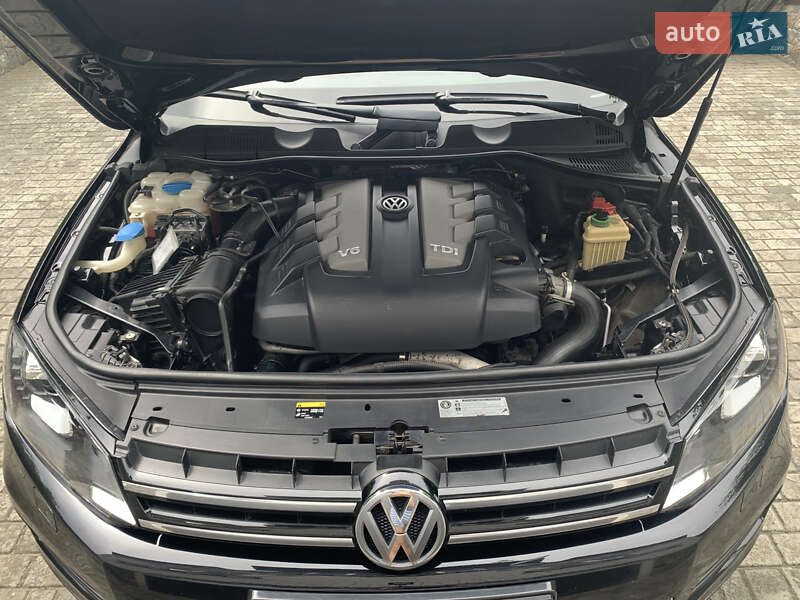 Внедорожник / Кроссовер Volkswagen Touareg 2013 в Киеве
