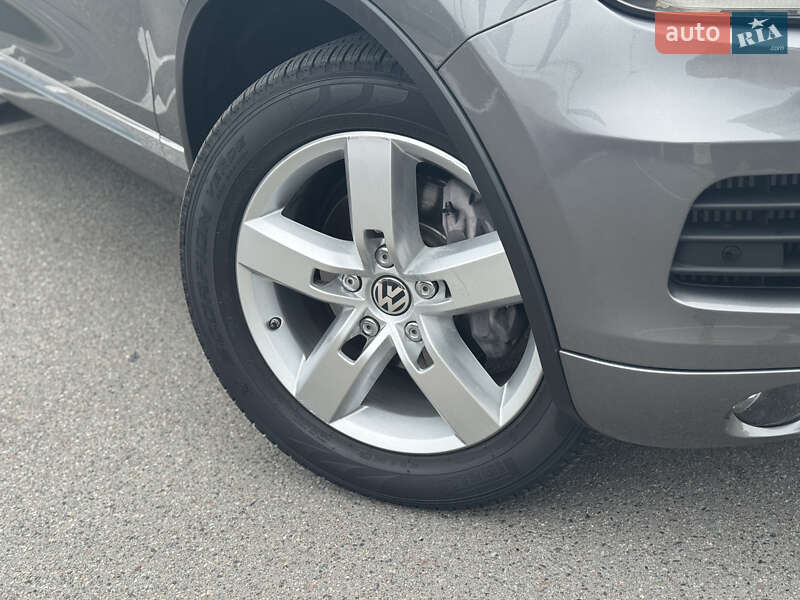 Позашляховик / Кросовер Volkswagen Touareg 2013 в Києві