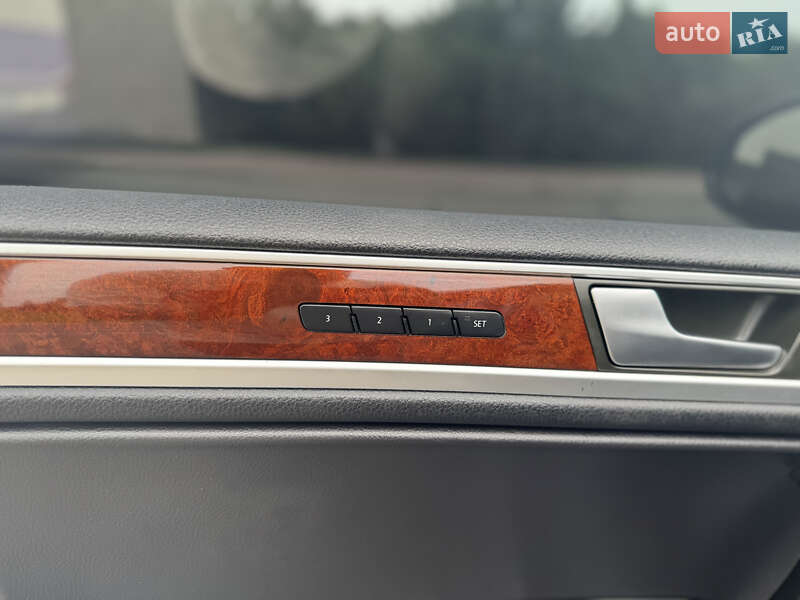 Позашляховик / Кросовер Volkswagen Touareg 2013 в Києві