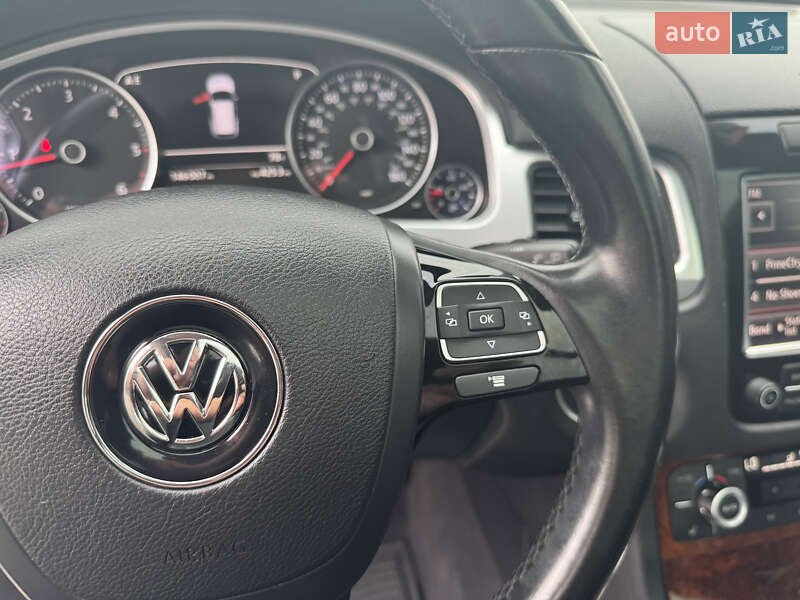 Позашляховик / Кросовер Volkswagen Touareg 2013 в Києві