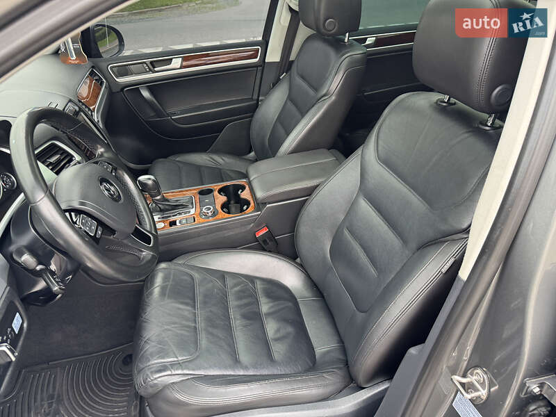 Позашляховик / Кросовер Volkswagen Touareg 2013 в Києві