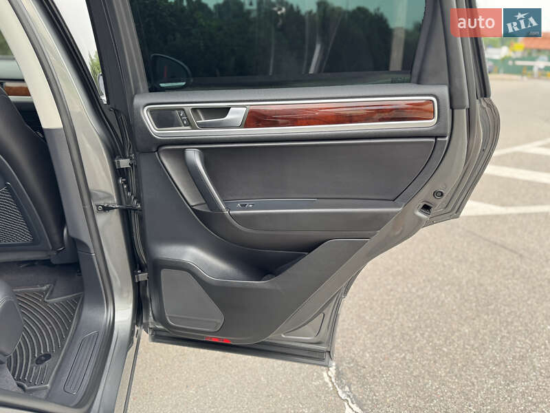 Позашляховик / Кросовер Volkswagen Touareg 2013 в Києві