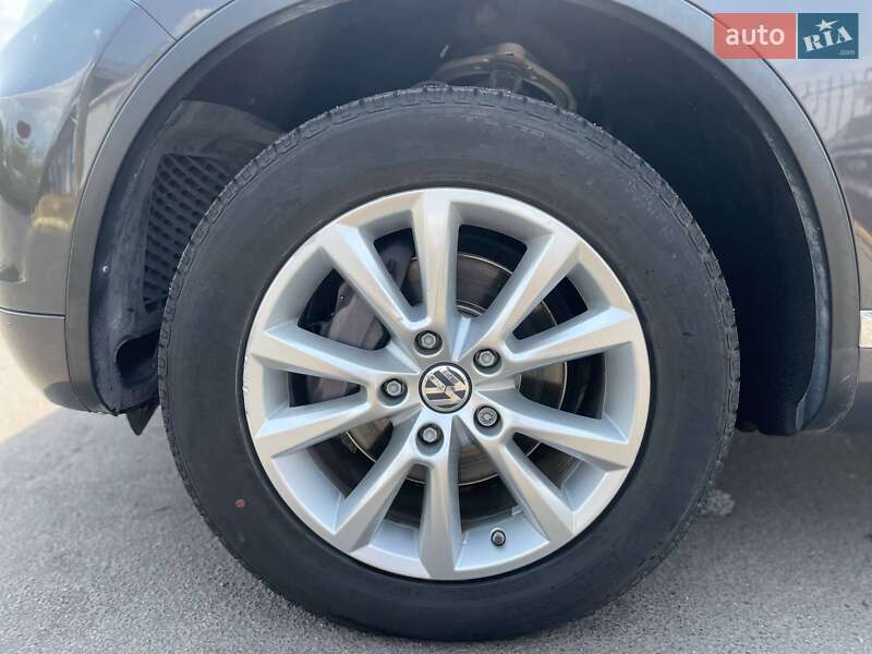 Позашляховик / Кросовер Volkswagen Touareg 2012 в Миколаєві