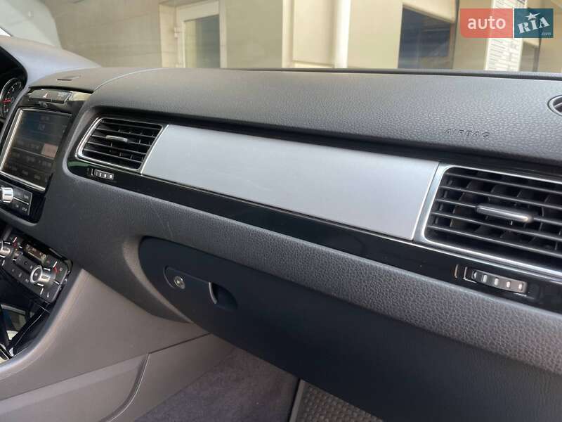Позашляховик / Кросовер Volkswagen Touareg 2012 в Миколаєві