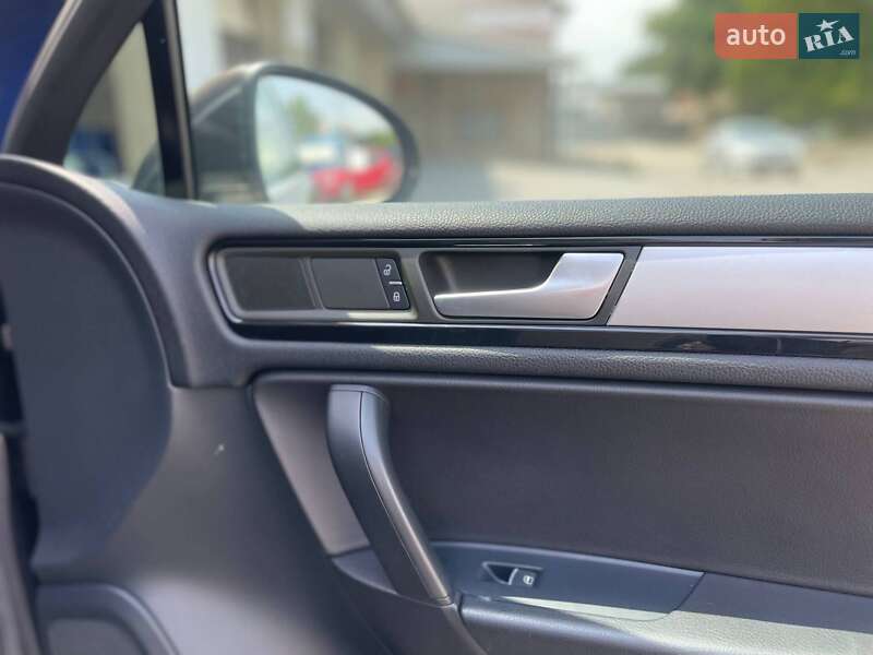 Позашляховик / Кросовер Volkswagen Touareg 2012 в Миколаєві