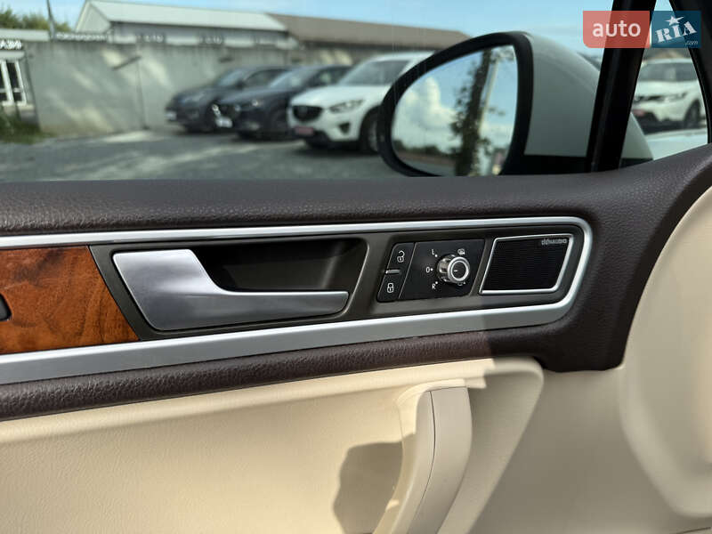Позашляховик / Кросовер Volkswagen Touareg 2012 в Стрию