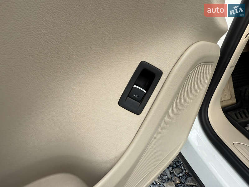 Позашляховик / Кросовер Volkswagen Touareg 2012 в Стрию