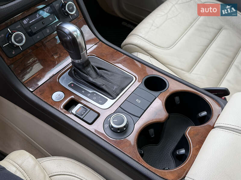 Позашляховик / Кросовер Volkswagen Touareg 2012 в Стрию