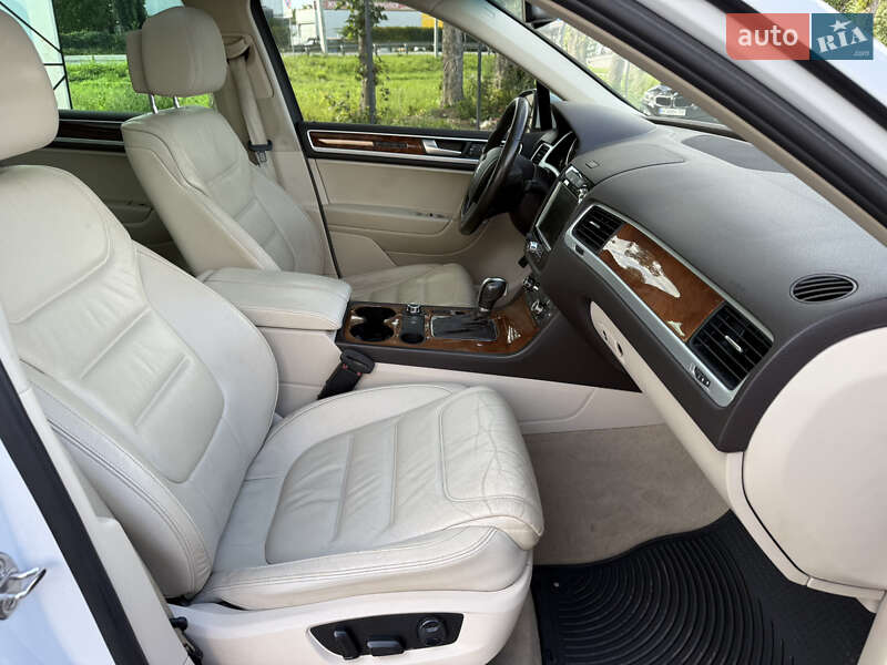 Позашляховик / Кросовер Volkswagen Touareg 2012 в Стрию