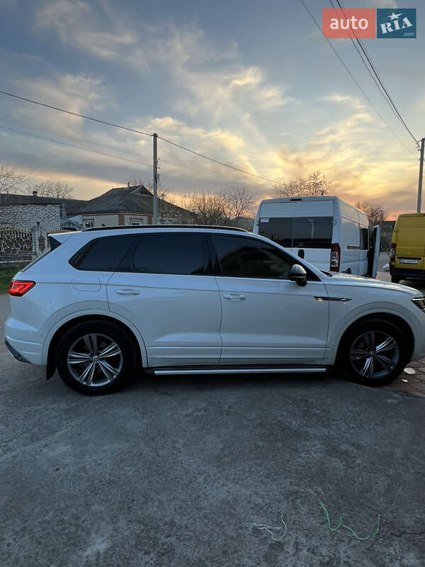 Позашляховик / Кросовер Volkswagen Touareg 2019 в Первомайську